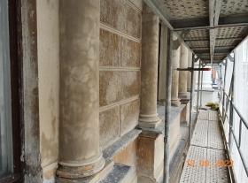  - Restaurovaný povrch polosloupů románským cementem