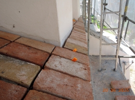  - Kladení cihel na parapetech zdi