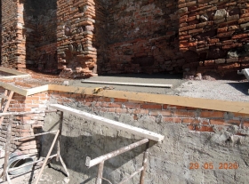  - Betonáž hlav přizdívky zdiva včetně karisítí