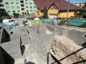  - Zdění 1.PP z betonových tvarovek ztraceného bednění