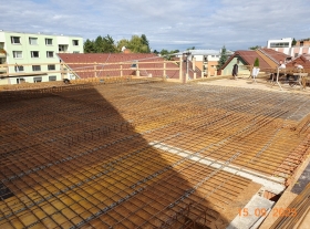  - Kladení výztuže ŽB stropu nad 1.NP před betonáží