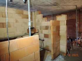  - Zdění vnitřních příček 1.NP a 2.NP z keramických tvárnic