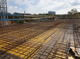  - Kladení ocelové výztuže ŽB stropu nad 3.NP