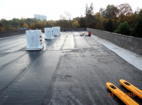  - Natavování pojistné hydroizolace střechy