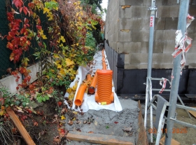  - Pokládka drenážního potrubí do připraveného lože