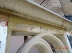  - Oprava kamenných prvků poprsníku loggie