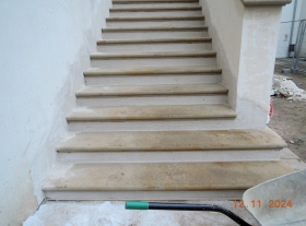  - Omítky podstupnic vnějšího schodiště