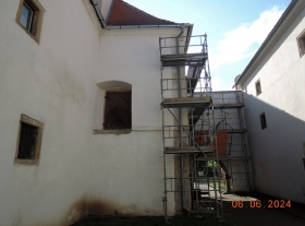  - Montáž lešení pro průzkum sgrafit