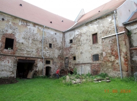  - Práce na schodišti v nádvoří